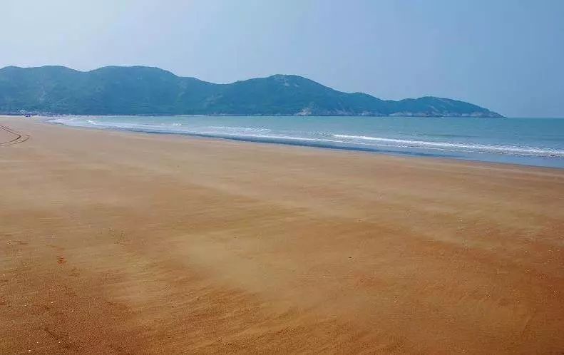 宁波藏着一座冷门小岛,一条沙摊面朝两片大海