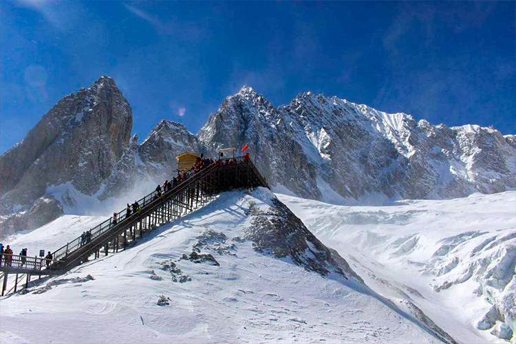 雪山云杉坪索道 吉普车旅拍 洱海生态长廊 九乡千年溶洞 泸沽湖全景