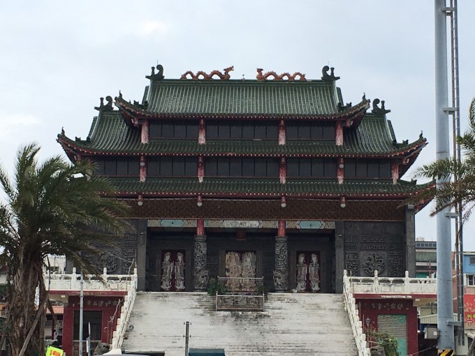 后来又经过重修的灯塔,塔角为八角形,有阳台可供远眺高雄港全景.