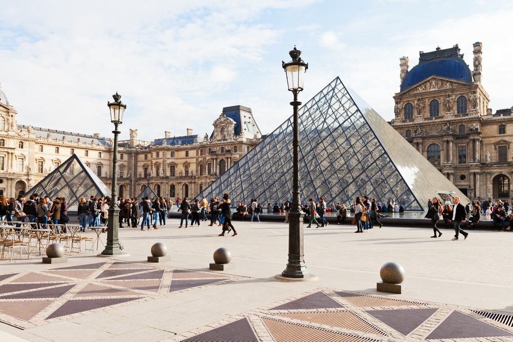 卢浮宫(法语:musée du louvre)位于法国巴黎市中心的塞纳河北岸,位居