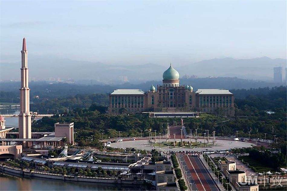 还有布城,布城是马来西亚新行政中心,这里的政府大楼,清真寺和道路