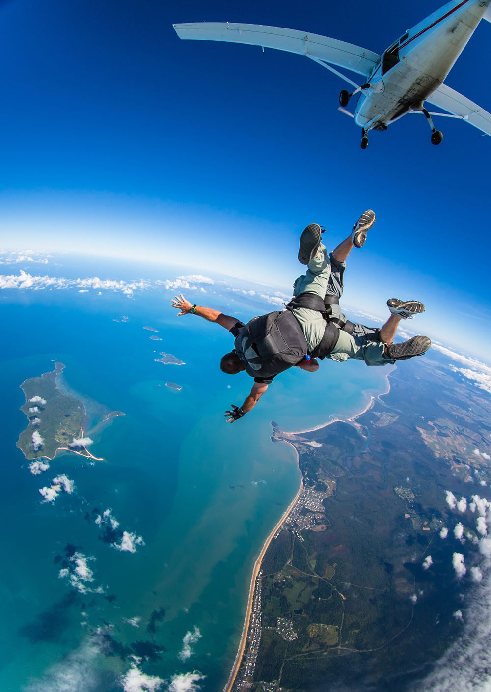 短视频实力刷爆朋友圈 澳洲凯恩斯高空跳伞美神沙滩 skydive 还送