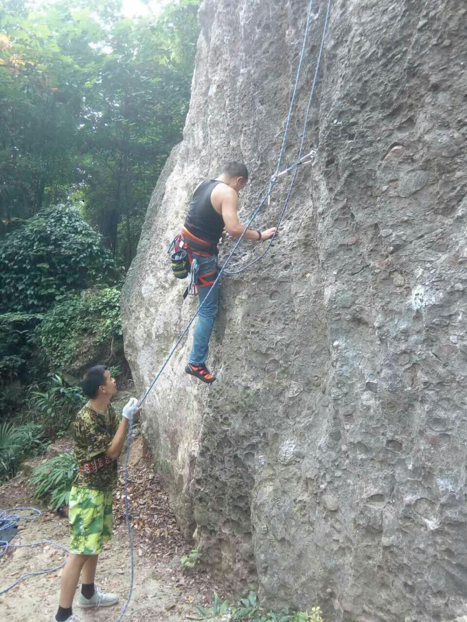 其间,有两位美女大侠(为什么称女侠,后面是有原因的)到现场看场地,据其说是周四将组团过来攀岩的。 可不和谐的一幕也来了,出现了一个老太婆居然提出要收费,一会儿说是收管理费,一会儿说是收卫生费,一会儿又说是这片山林的主人,不交费不让爬。 这么大年纪还出来讹人为了避免冲突,想着给她十元算了,可这太婆骂骂咧咧还不情愿。 这时,一旁参观的两位美女开始显示女侠风范,站出来打抱不平了。 可惜,最终女侠离开也没来得及请教女侠