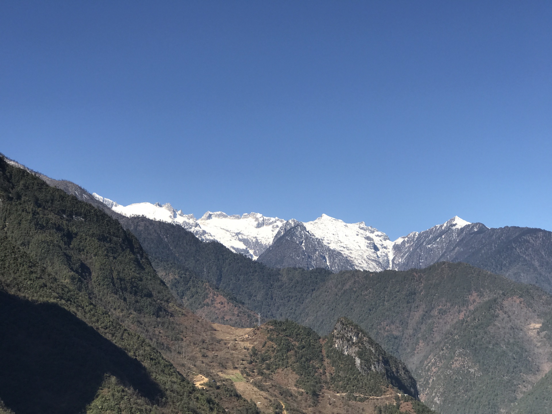 次日,去爬了贡当神山,可以遥看嘎瓦嘎普和碧罗雪山.