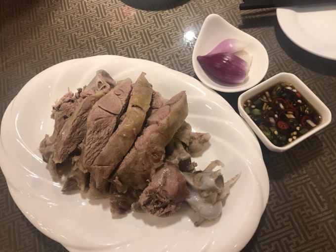 羊腱子肉,新鲜又嫩多汁,配着沾料醋和黄油,味道好极啦!洋葱管图片