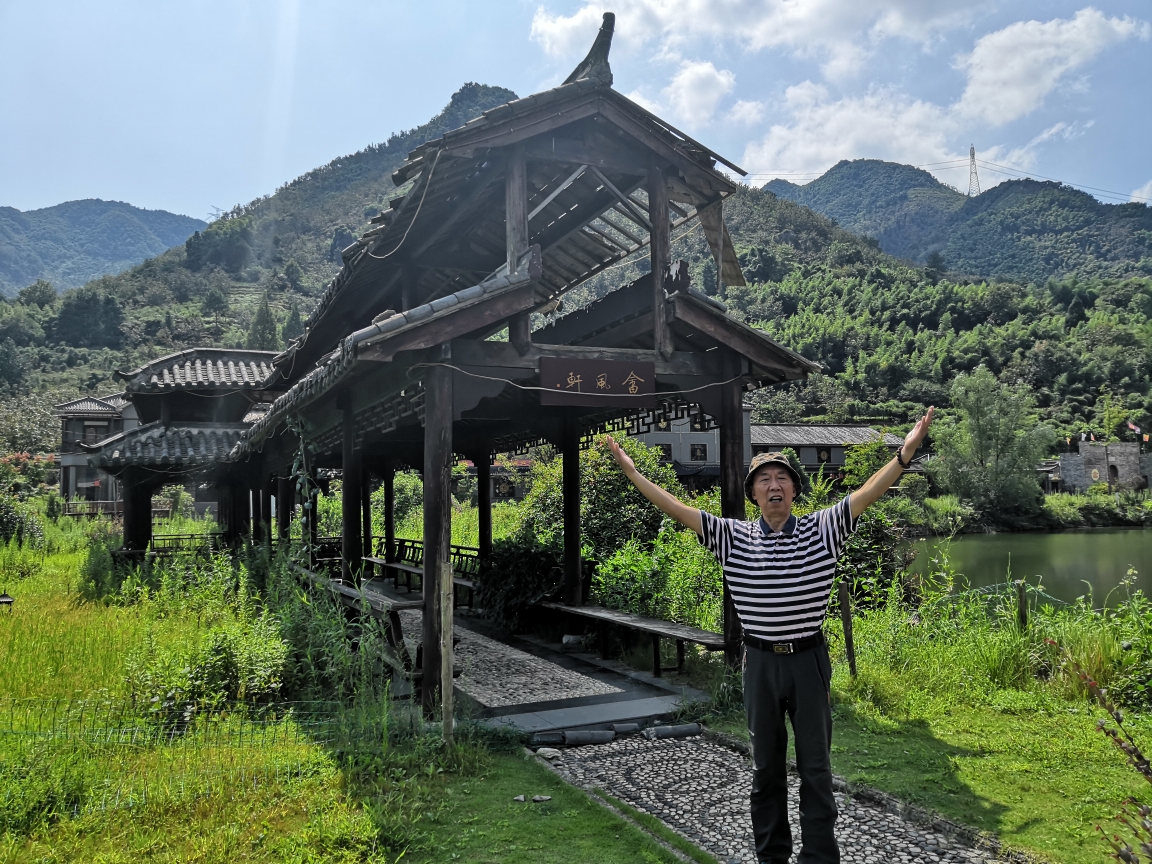 同学一起在宁国畲族文化村旅游小纪