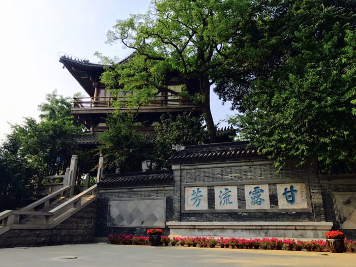之行中游览栖霞山最好单独给出一天时间,可看看其他季节时的栖霞山包括山中的桃花湖和枫林湖等风景很美适合摄影,而站在山顶始皇临江处远眺长江的雄姿,另外,栖霞山风景区中的另一组成部分:栖霞寺也可一看,包括舍利塔、石窟、钟楼鼓楼等,感受一下千年古刹的风采。 看了一下你第四天的行程,可以看出来题主想从不同角度游览、欣赏长江的愿望。不过,如果全部安排在一天,时间肯定来不及。所以燕子矶所出的幕燕滨江风光带(人少景美)、阅江楼可放在一天,有环城游的巴士连接,如果是想去到中山码头和幕燕风光带则可选乘G2公交(周六、日和法定