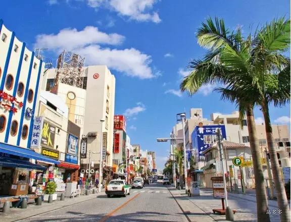 冲绳县最热闹的国际通商业街,各大百货商场都能在这诊找到.