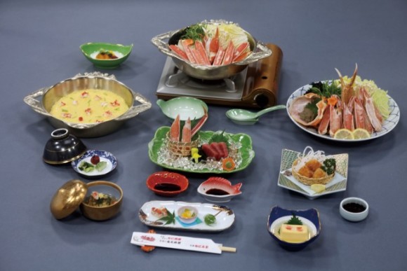 套餐名称:螃蟹肉火锅宴席 北之舞 菜品:8品 1. 前菜 2. 蟹肉豆腐 3. 醋汁帝王蟹&雪蟹 (小份) 4. 帝王蟹&雪蟹刺身拼盘 5. 雪蟹螃蟹锅(图片中显示为2人份份量,实际为1人份份量) 6. 炸蟹肉壳 7. 日本杂炊 8. 水果酸奶 套餐名称:螃蟹肉火锅会席 银之舞 菜品:9品 内容: 1.