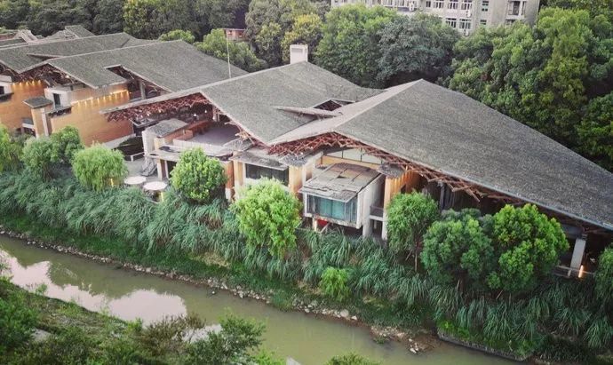 水岸山居在象山半坡,房前有小溪流过.