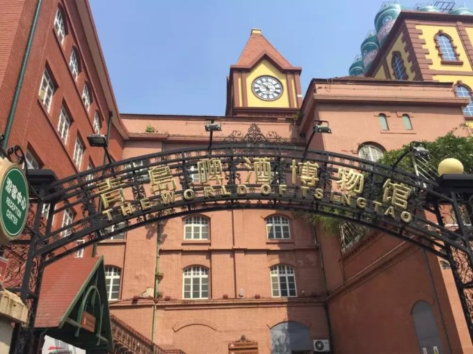 火车站走路5分钟,离栈桥走路10分钟,离教堂走路7分钟,而且旁边水果店,早餐店,小吃街全部都有,最重要的是店里也有帮忙加工海鲜,可以自已一大早去菜场买好海鲜,让店里帮忙加工,就付点加工费,还有旅舍每个星期都有几天会组织聚餐活动,费用是AA的,有的时候是海鲜大餐,有的时候是BBQ。