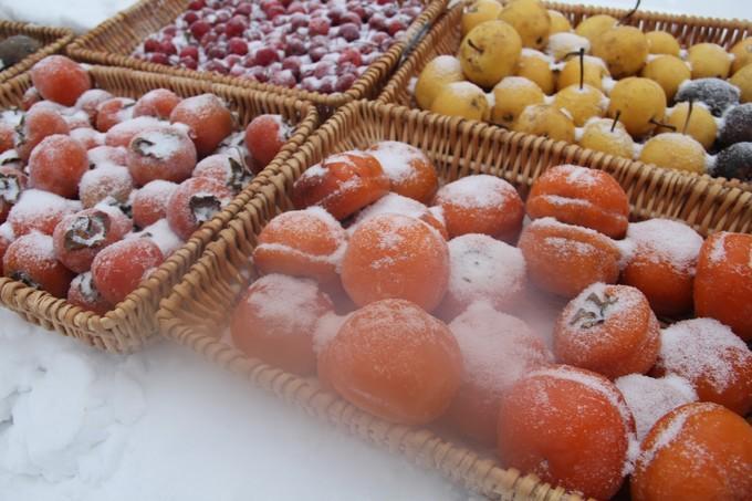 各种冷冻水果是东北一大特色,而大冬天里吃冰糕也是街中一景