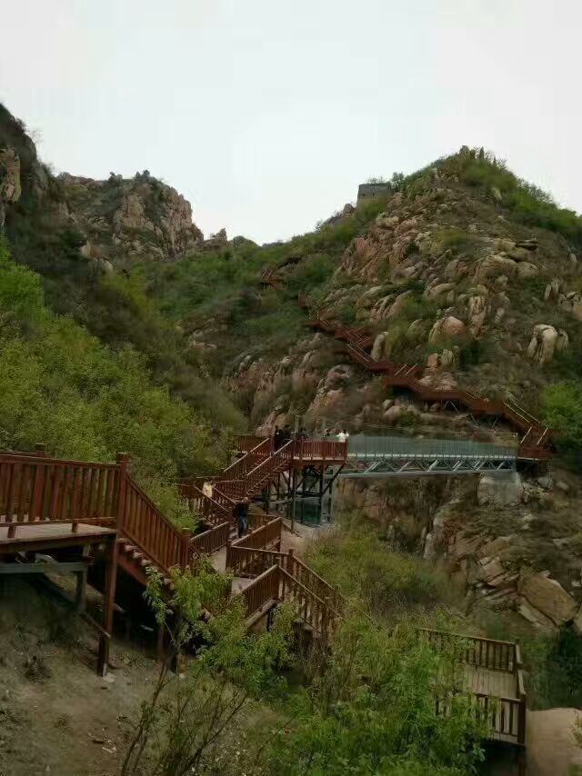 立,冰糖峪的水更是神奇、独具特色:水色呈碧绿色,被誉为北方小九寨;水质完全无污染,可以直接饮用,据说长期饮用对于降低人体血糖有较好的功效,有许多血糖高的游客定期到此取水回家饮用。 冰糖峪是一条山峰秀丽,环境优静的峡谷,置身其中有一种处于世外