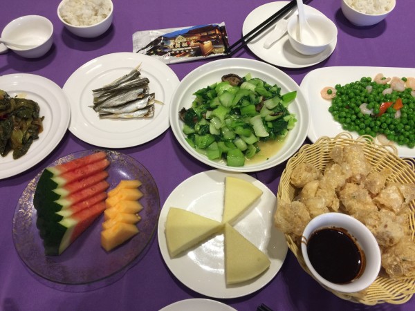 慈溪【鸣鹤古镇】 17:10-20:45 鸣鹤古镇-上海家中(中途服务区晚饭并休息一小时) 费用: 1、住宿:198元(三人间,含早饭) 2、油费:330元,停车费:15元 3、餐费:古镇午饭65元,避风塘农庄晚饭258元,绍兴饭店午饭310元 4、门票:东湖风景区225元(门票50元*3+船票75元),青藤书屋15元(5元*3) 其他景点都是免费的。 合计:1416元(三人平均472元) 早上收拾好外出装备,出发时已经9:45,这个时间点出门放弃了G60沪昆高速,走G15W常台高速,过嘉绍大桥,到安昌古