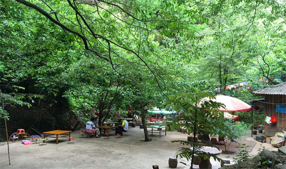 昆明安宁青龙峡风景区门票(古老的彝族文化,10分钟后生效)_风景520 青龙峡风景区距安宁市区29公里,距温泉20公里,有良好的交通条件,安富公路(安宁至富民)越境而过,成昆铁路设有站点(青龙站)。景区总面积约19平方公里,区内森林密布,植被完好,古藤缠绕,溪流吟唱,瀑布飞溅,水车旋转,日照炊烟,民风淳朴,游览景点星罗棋布 有古藤荡秋千、溪山草亭、先人遗址等20个景点。 有水踞山房、芳溪静流、溪谷探源等12个景点 有彝寨风光、弓箭狩猎、骑马等6个景点和游乐项目; 景区地址:昆明安宁市青龙镇A87县道附近 参考交通: 昆明市区—东风东路—白塔