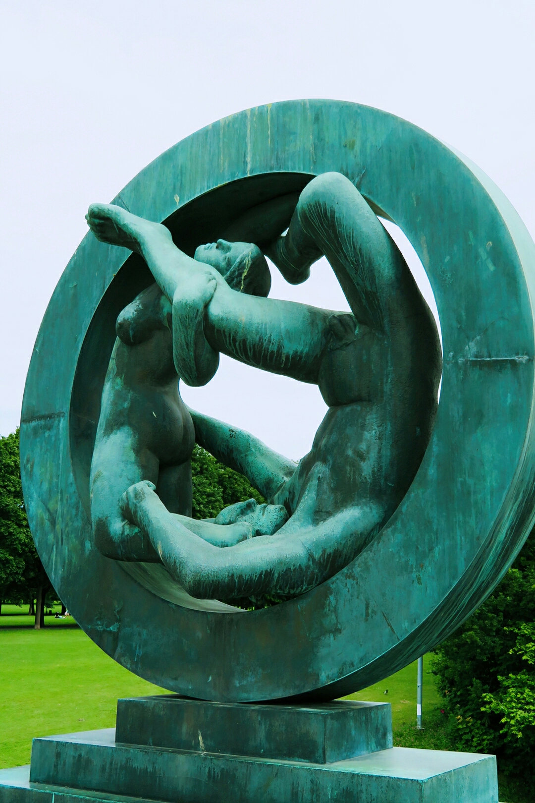 挪威雕塑家古斯塔夫,维格兰前后30年时间创作完成的一组生命礼赞
