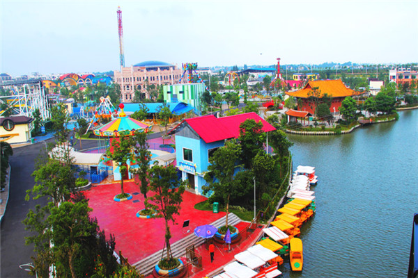 乐园旅游度假区位于长沙市雷锋大道北端(望城区乔口古镇),一期占地