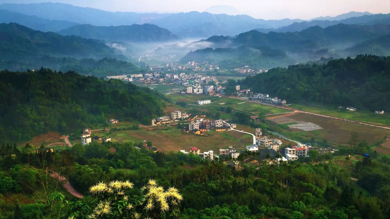 11-13 21:04 朝阳初升,霞光洒落广西蒙山县西南部的夏宜瑶族乡