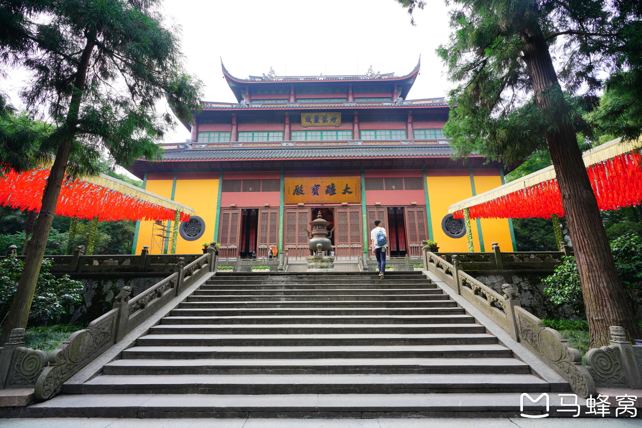 寺内宝物汇集:天王殿上悬"云林禅寺"匾额.