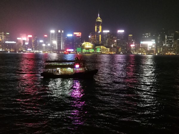 晚上的香港 维多利亚港 wKgBEFrbMqSAYvTDAB-dnohywaA21.jpeg?imageView2%2F2%2Fw%2F600%2Fh%2F600%2Fq%2F90