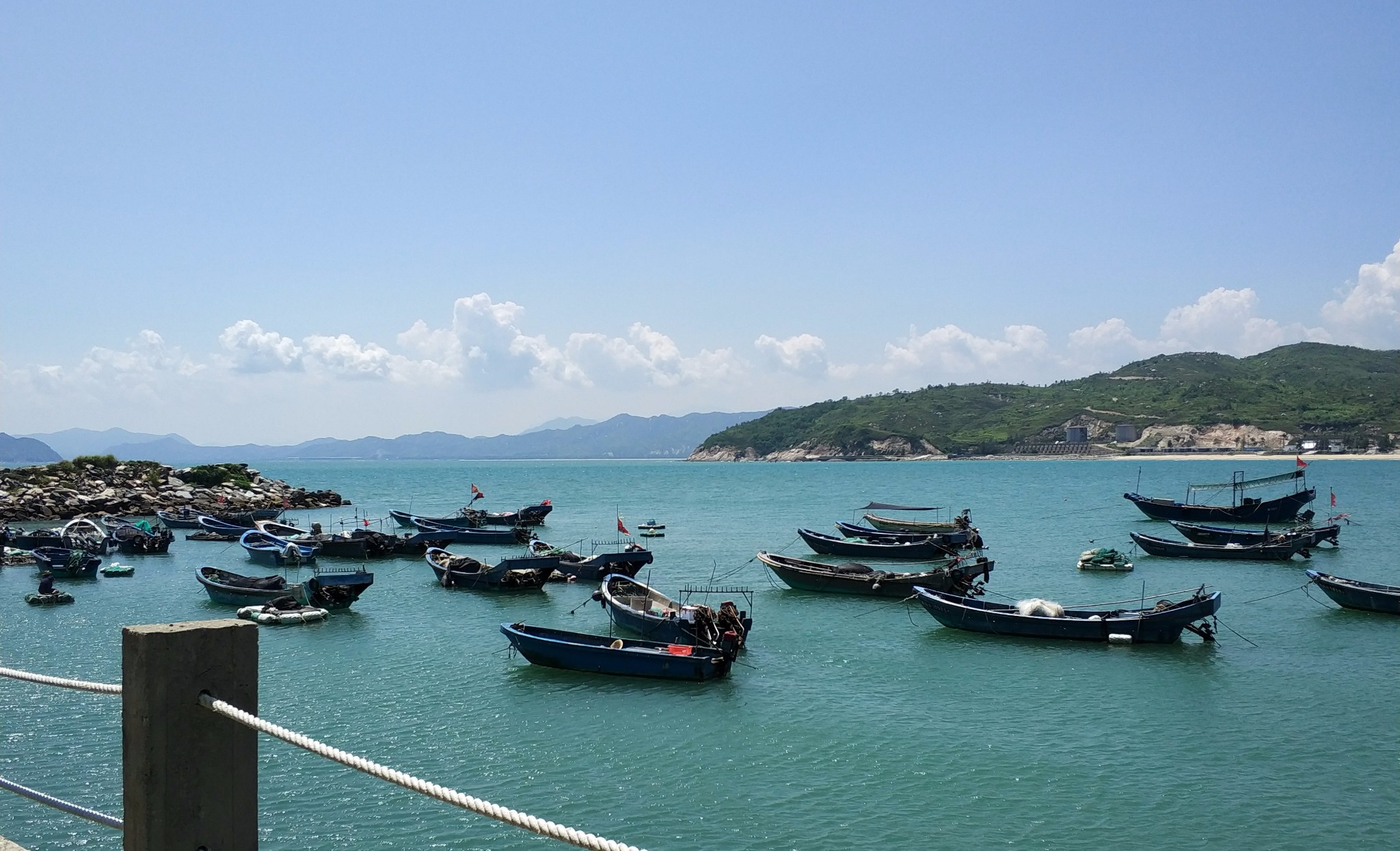 从 汕尾 红海 湾回 深圳 的路上,路遇鲘门,听说有人不多的沙滩,便从