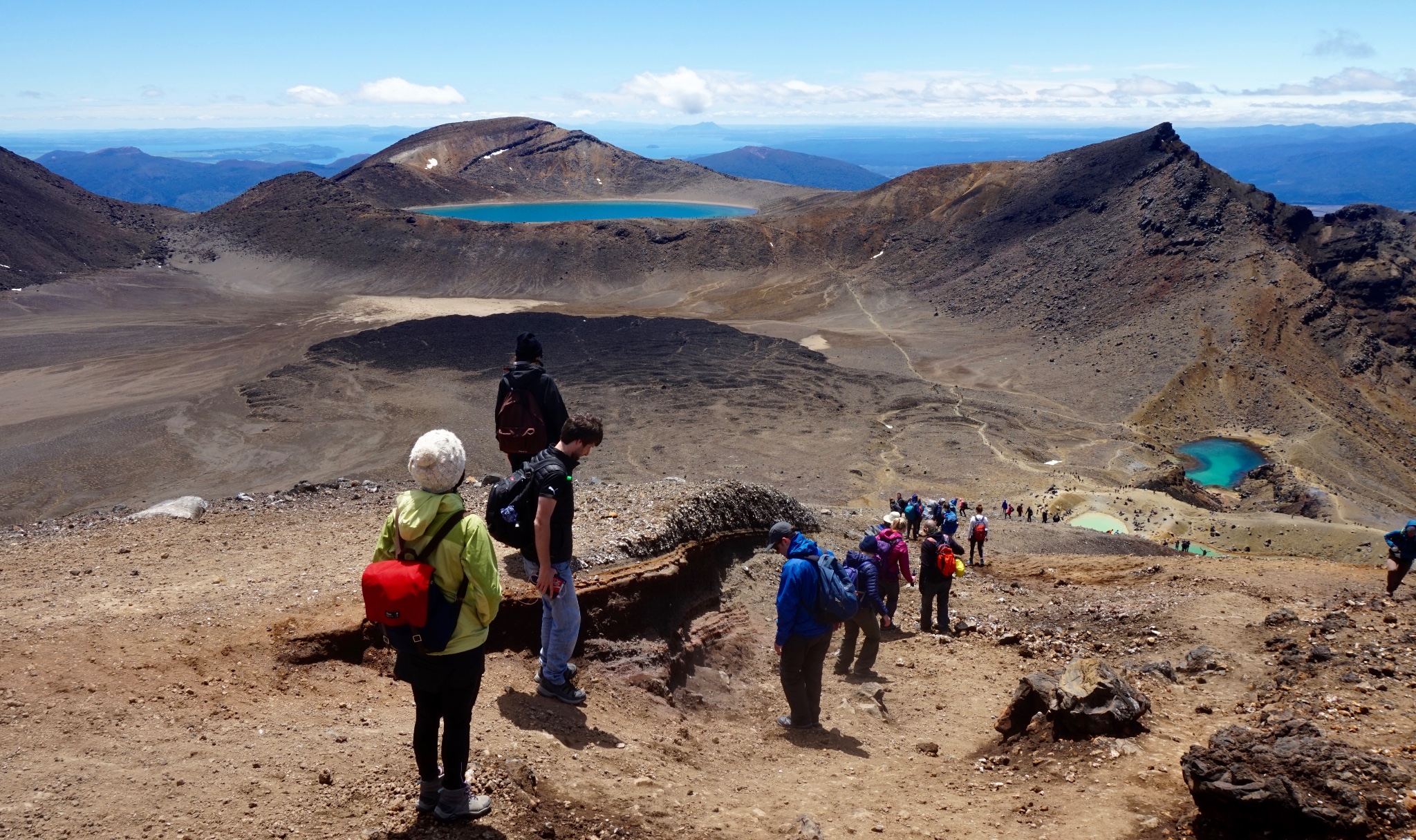 火山喷发形成的四个湖泊,在黑色的火山地貌中