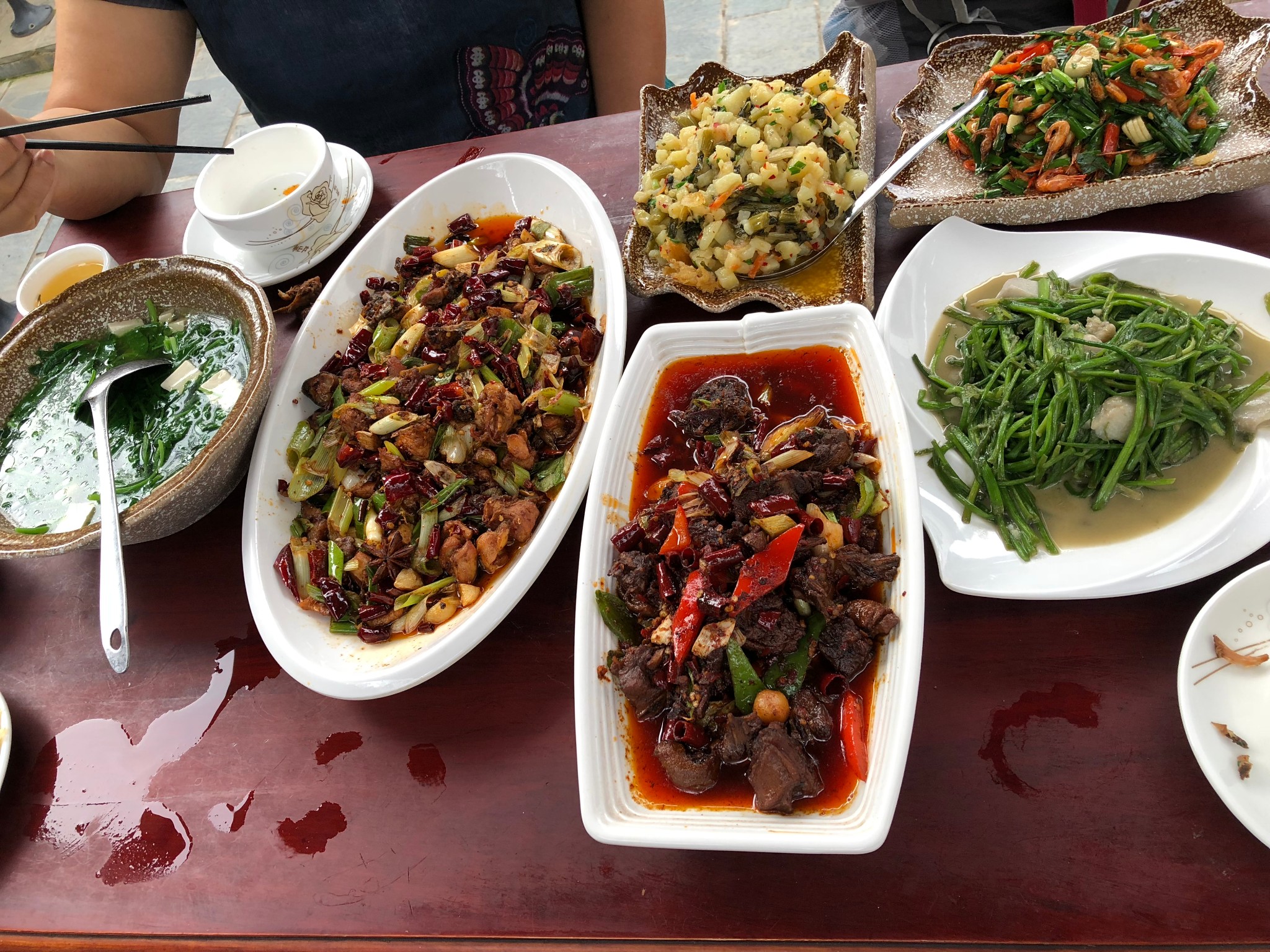晚上在古城内吃白族私房菜,这里团购158大洋,五菜一汤,三个人吃得饱