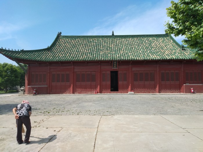 开封享有七朝都会、文化名城、大宋故都、菊城之盛名,悠久的历史,深厚的文化积淀,使得开封市县到处遍布了名胜古迹,依稀可寻的古城风貌,特色浓郁的民俗文化,绚丽多姿的秋菊,显示了古都的风韵和魅力。开封是世界上唯一一座城市中轴线从未变动的都城,城摞城遗址在世界考古史和都城史上是绝无仅有的。当地特色小吃众多,感受不同风景的同时,还是一次美食之旅。