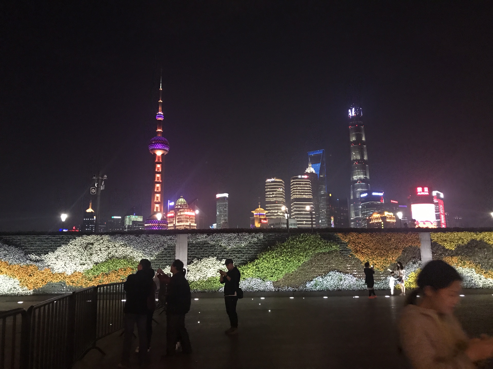 外滩婚纱照夜景_上海外滩夜景婚纱照(3)