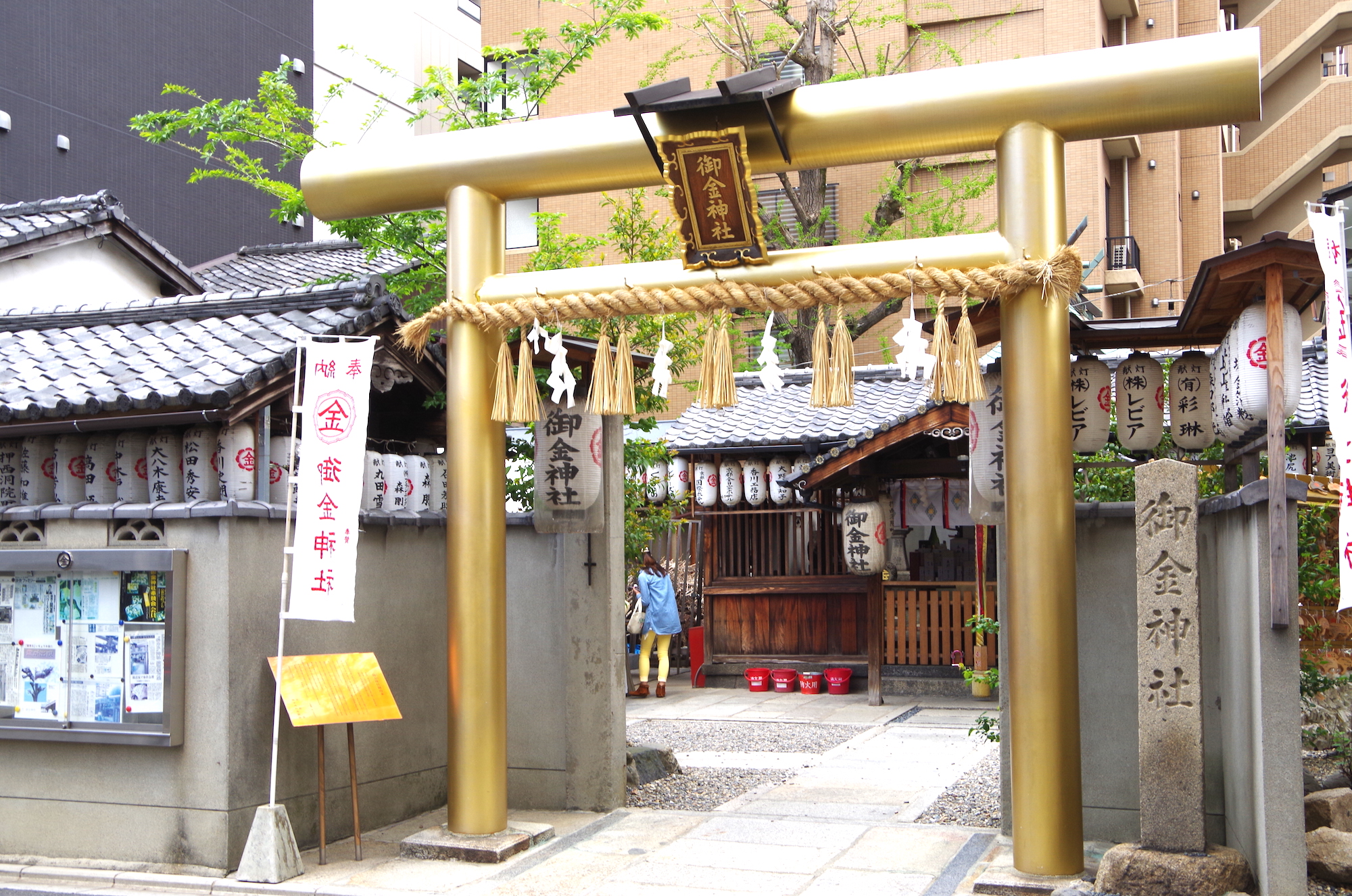 御金神社金箔鸟居