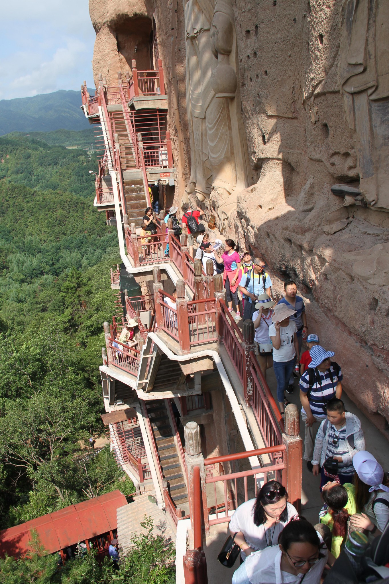 甘肃省旅游 天水旅游攻略 烟雨麦积山:悬空"麦垛"之上,收获释然的心