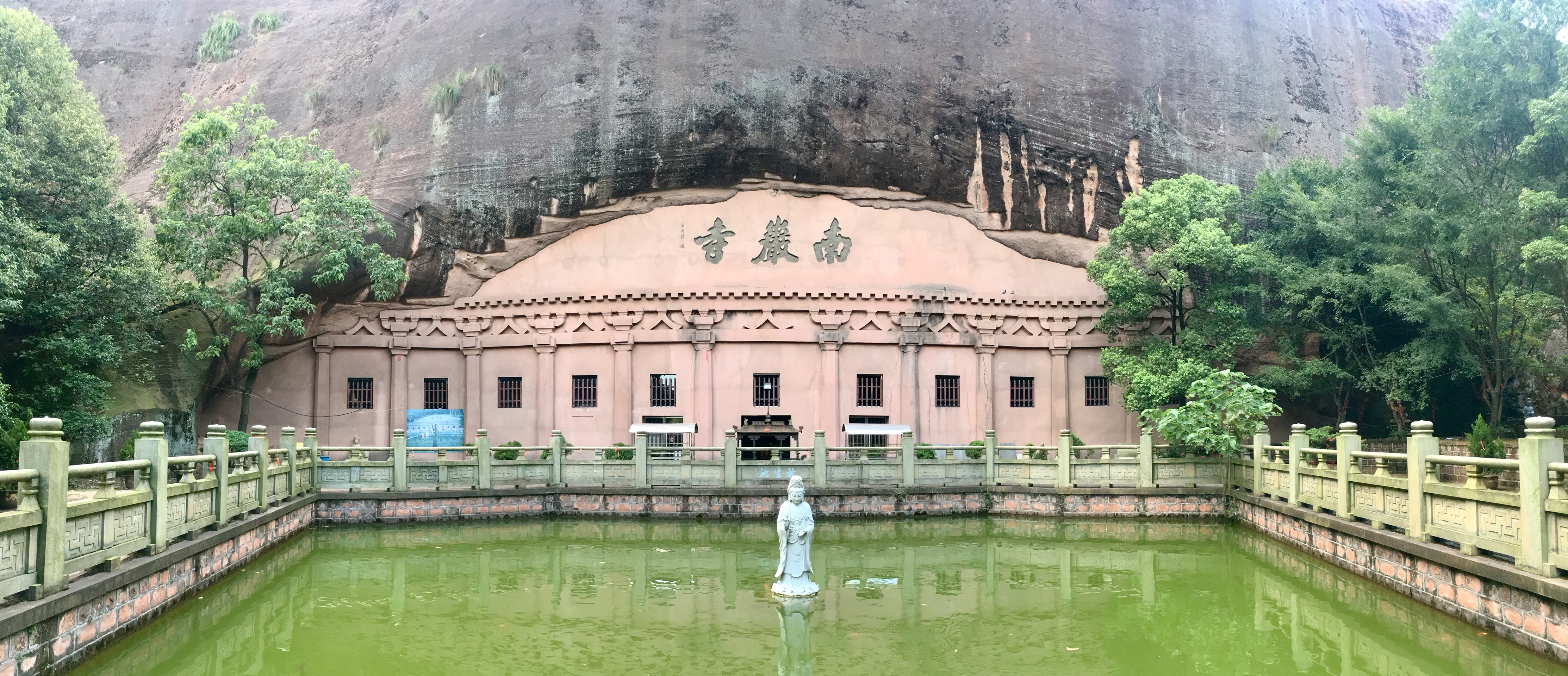 地址:江西省上饶市弋阳县南岩镇龟峰风景区南岩寺景区121         张