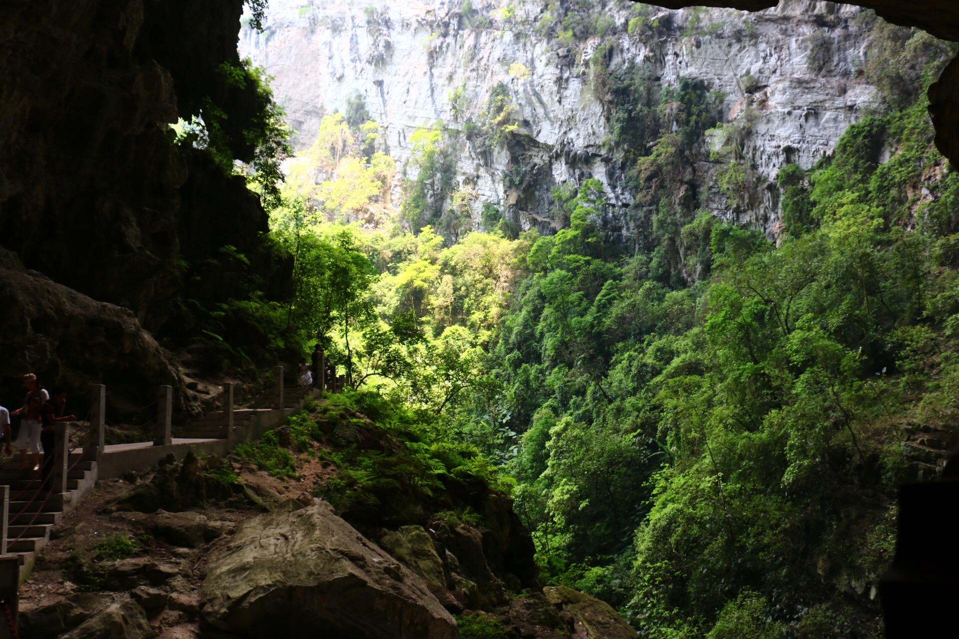 在 云南 算不上著名的景区, 师宗 县更不是以旅游出名的地方,经济也算