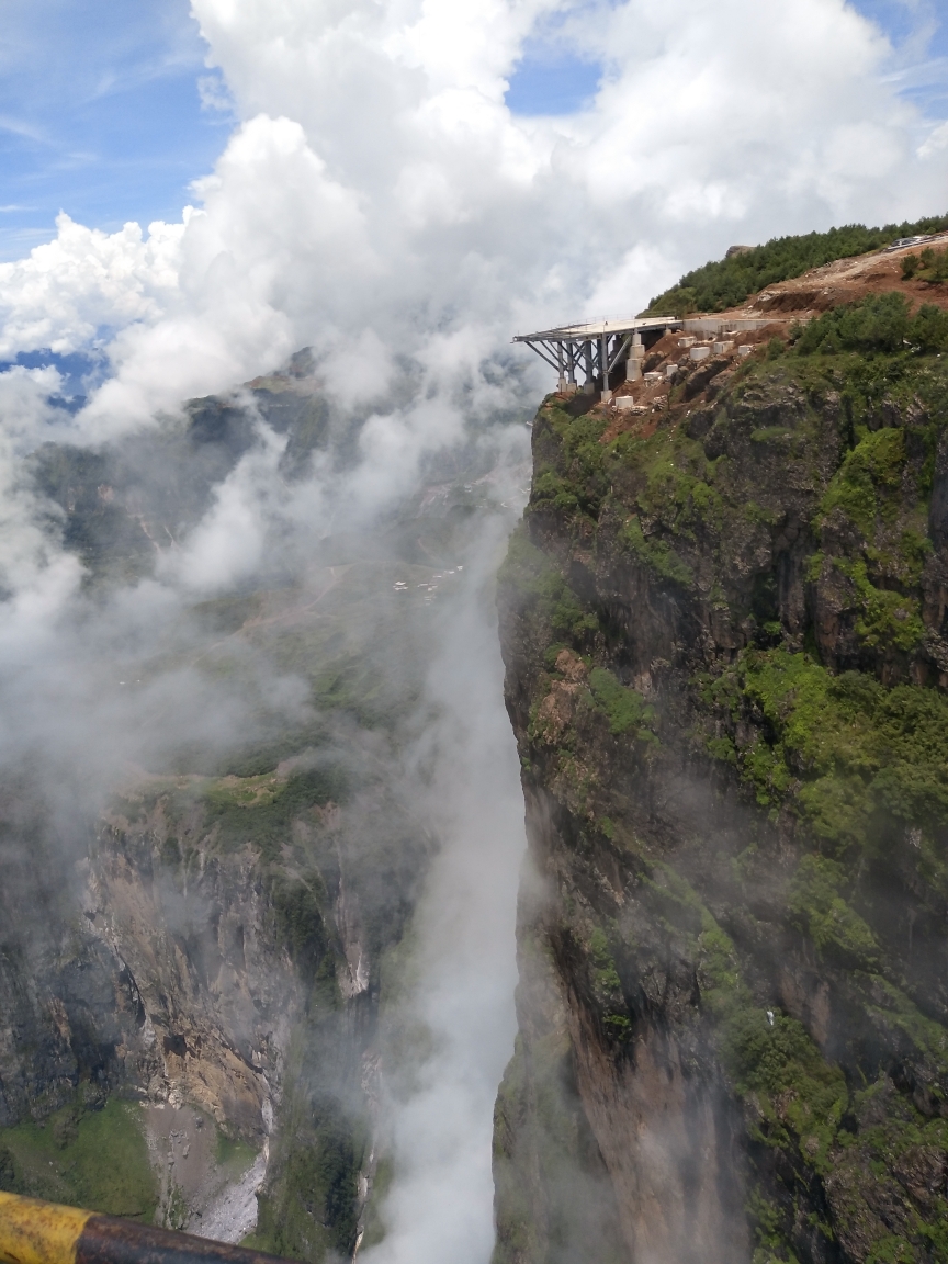 昭通大山包 鸡公山大峡谷 中国翼装飞行训练玻璃栈道