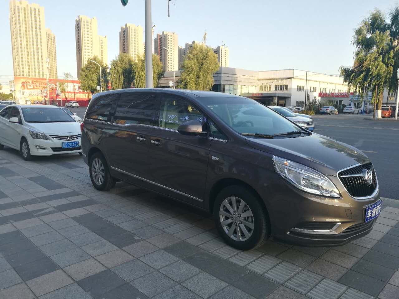 17款别克gl8豪华电动门商务车7座(自驾牡丹江租车)