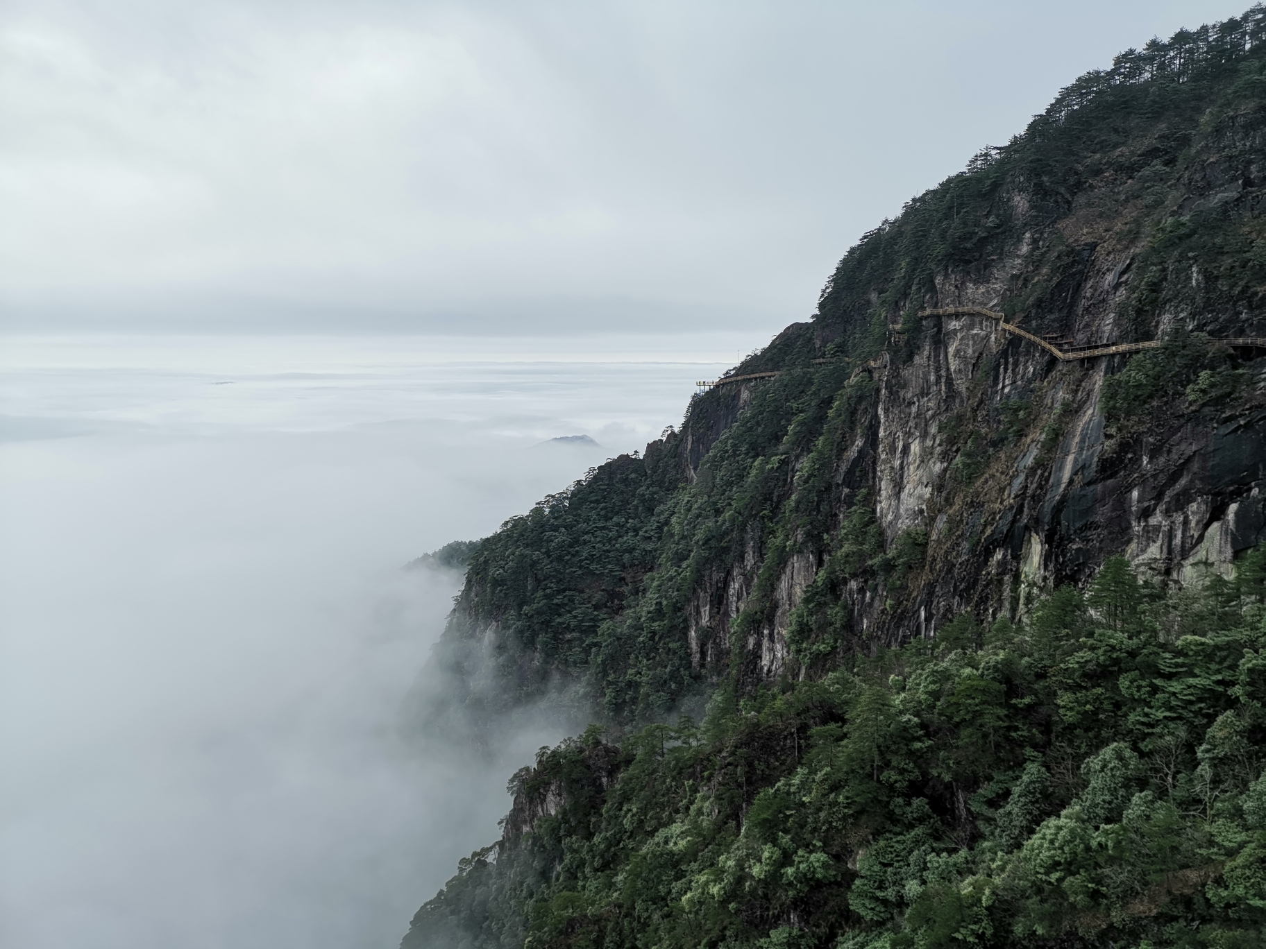 一日看尽明月山—云遮山一半 雾谷听瀑声