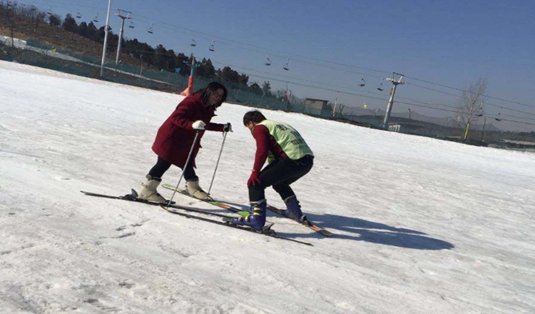 临沂茶山滑雪场滑雪器材春节抢先购80000平米雪场初中高级雪道