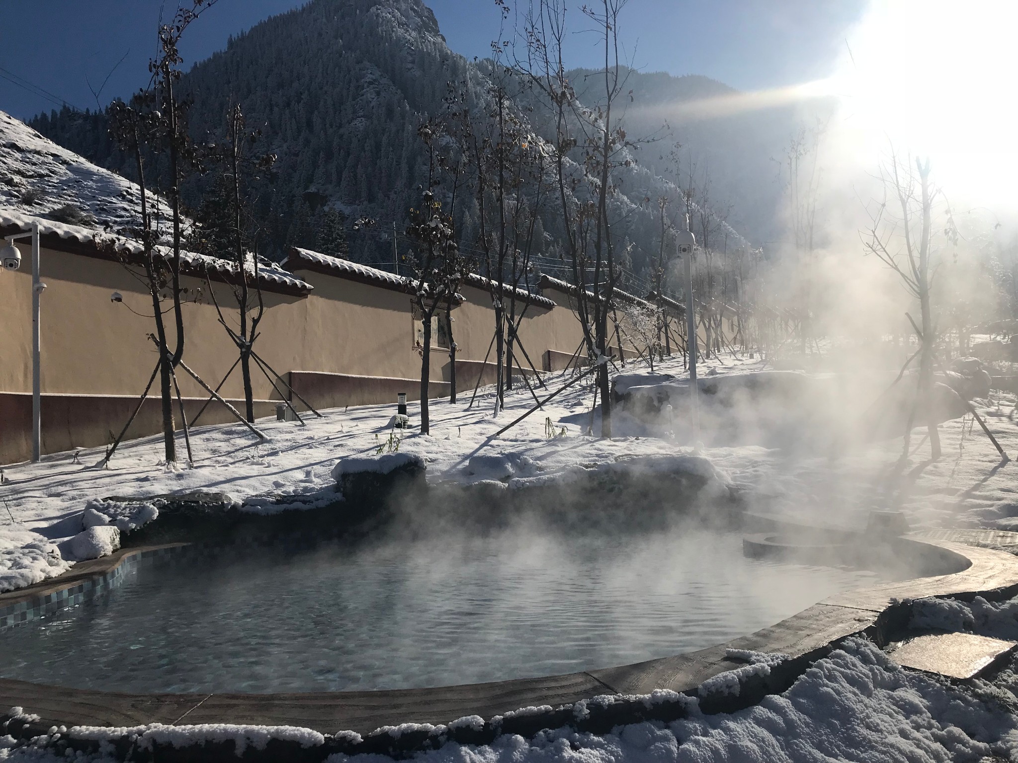 新疆的冬天一定要去天然温泉感受冰火两重天,沙湾自助