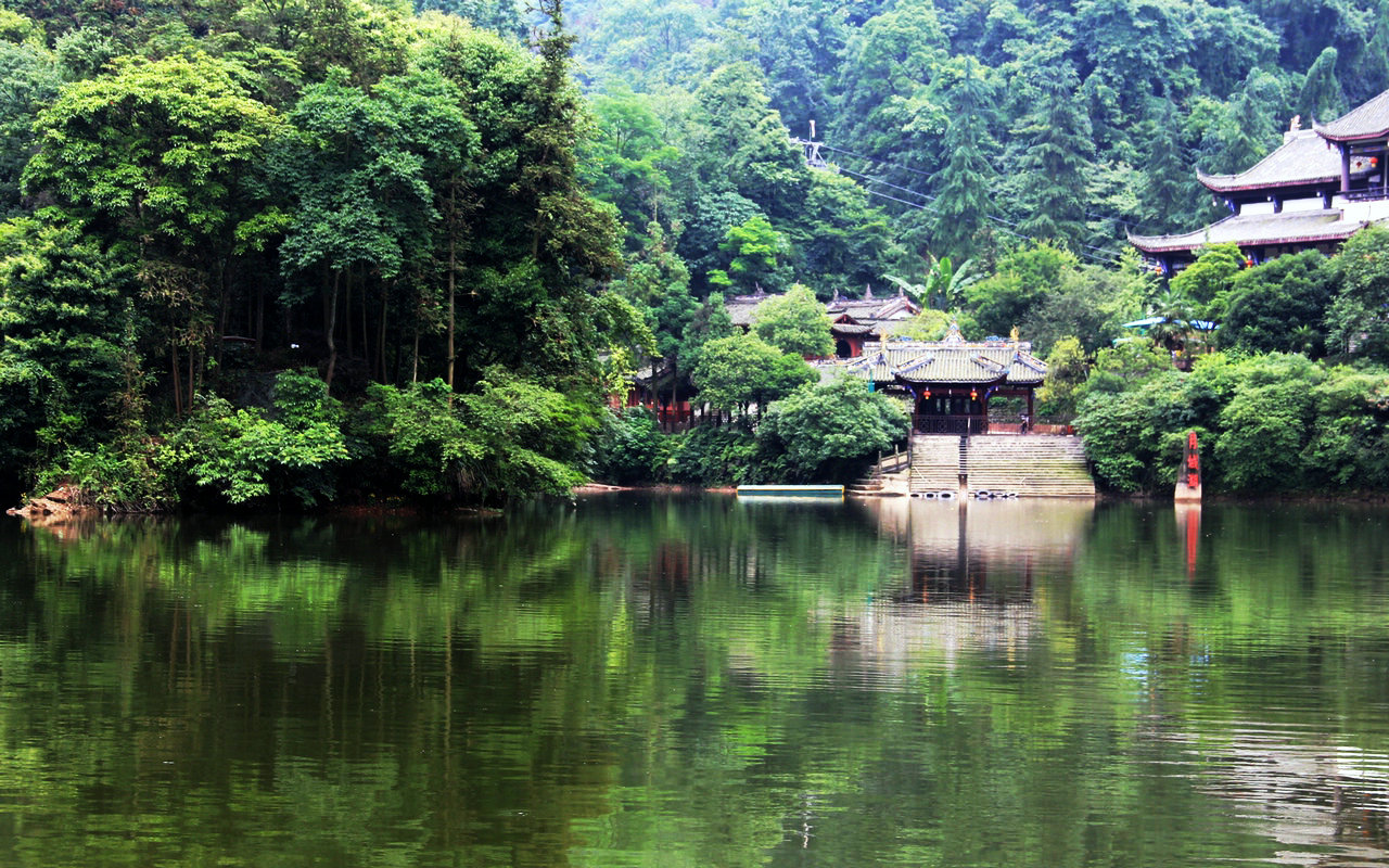 月城湖湖面开阔,周围的山光水色很有意境,每当春夏之际便烟雨如织