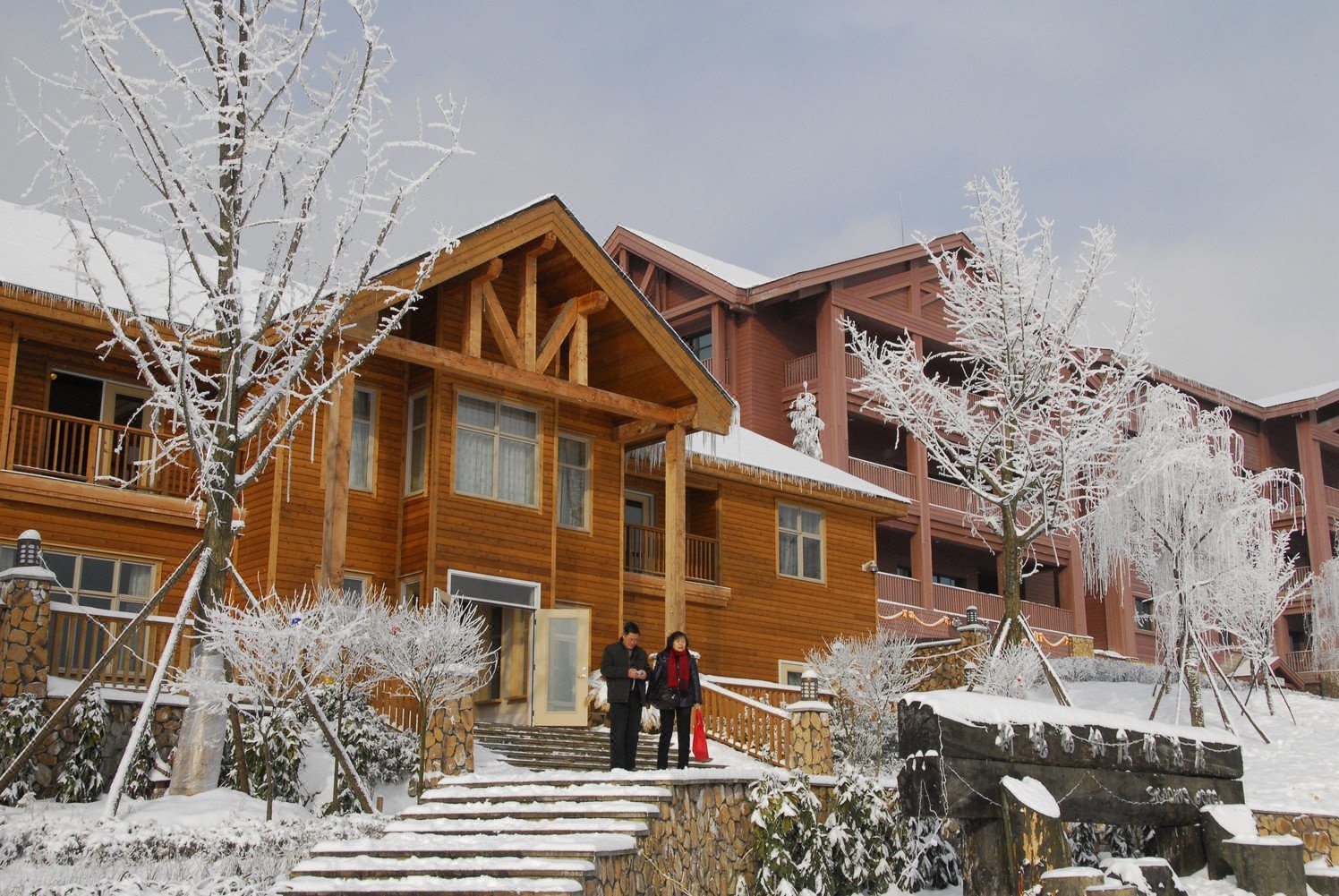 西岭雪山斯堪的纳度假酒店 住宿1间1晚 双人早餐 正餐1份 景区门票2张