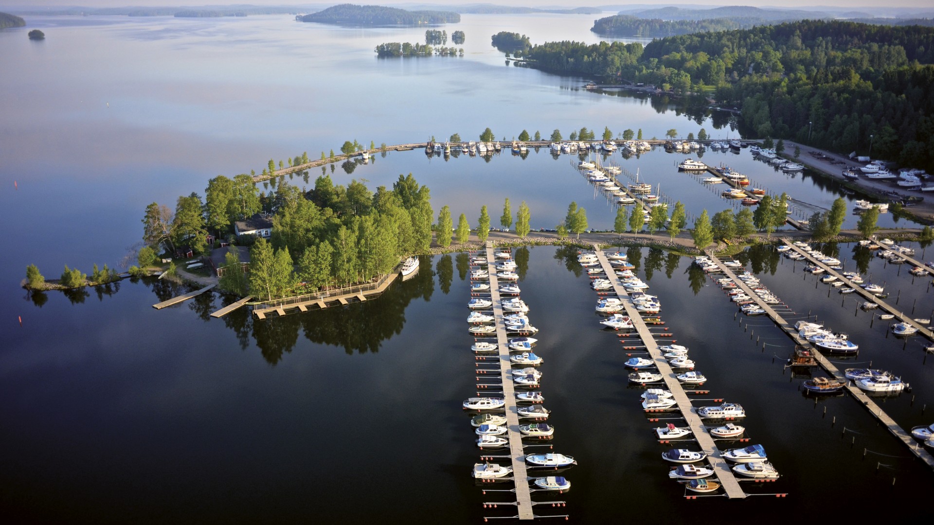 图:千湖之国芬兰湖泊众多. by visit finland