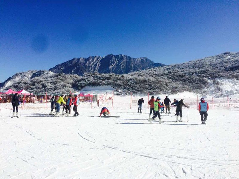 太子岭滑雪场从成都驱车赶往只需3个小时的车程.