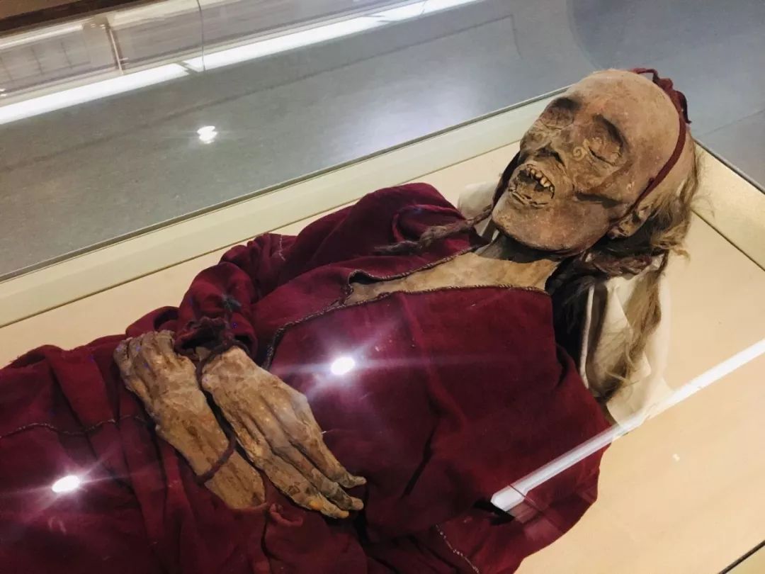 新疆博物馆另外两个展厅,就分别陈列了出土的各类服饰和古代干尸.