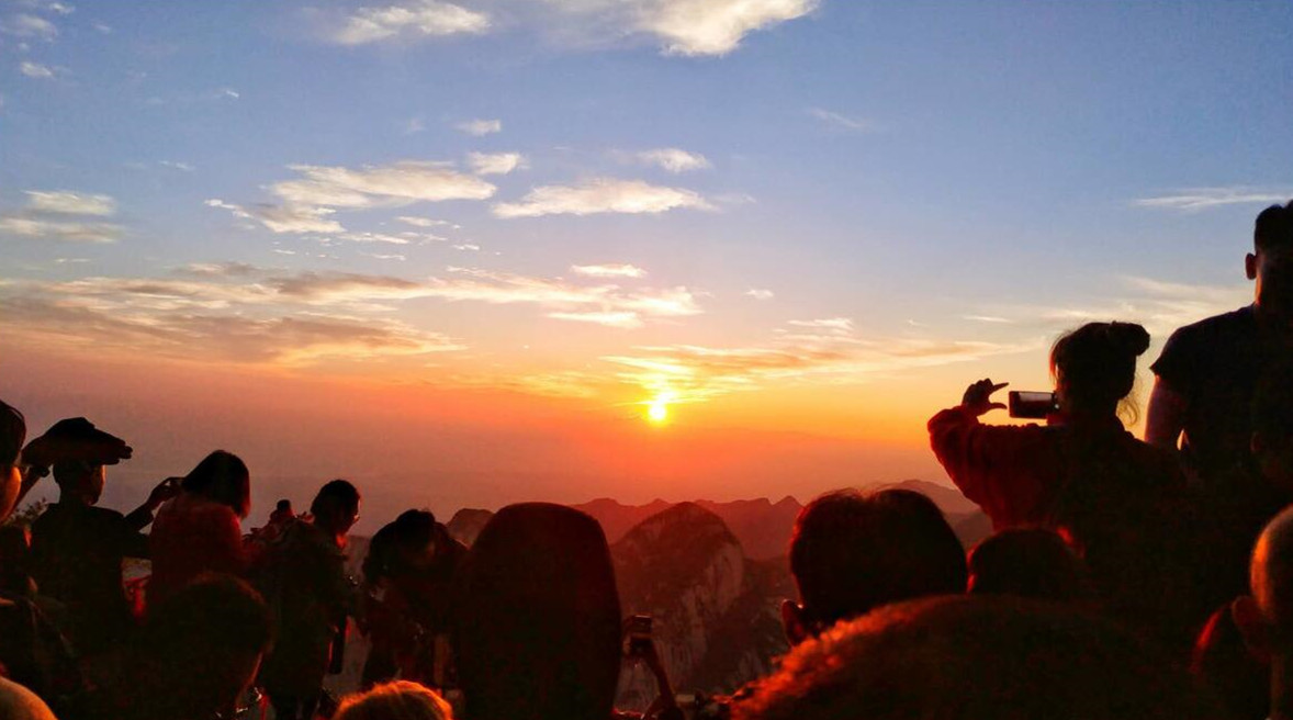 华山 自由行攻略                      东峰是华山的主峰之一,是日出