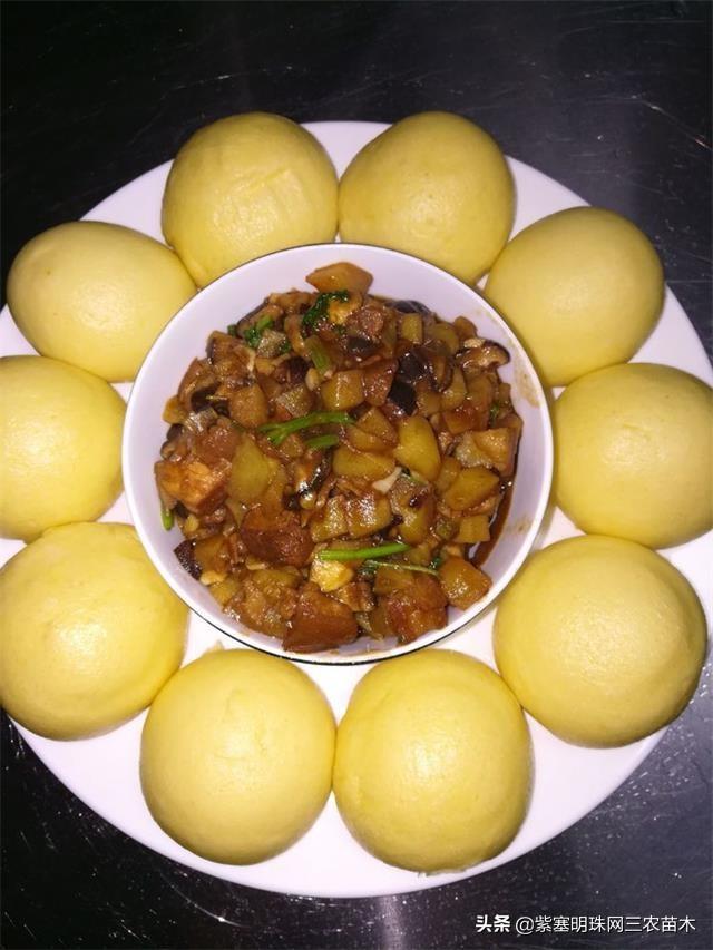 杂粮包套餐,软软的玉米面小窝头中间加点红烧香菇土豆丁,营养棒棒的