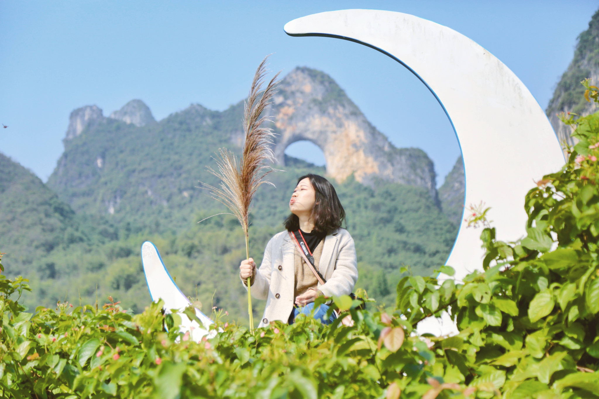 远眺月亮山.