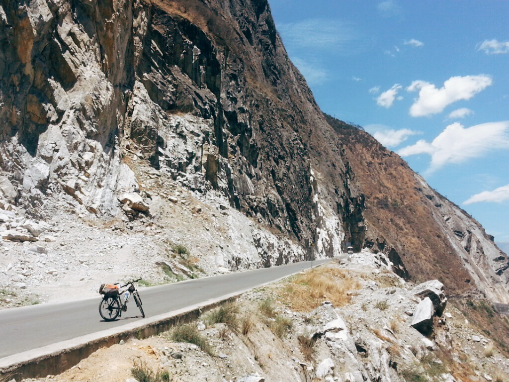 丽江虎跳峡徒步路线，丽江到虎跳峡徒步注意事项，丽江虎跳峡徒步攻略