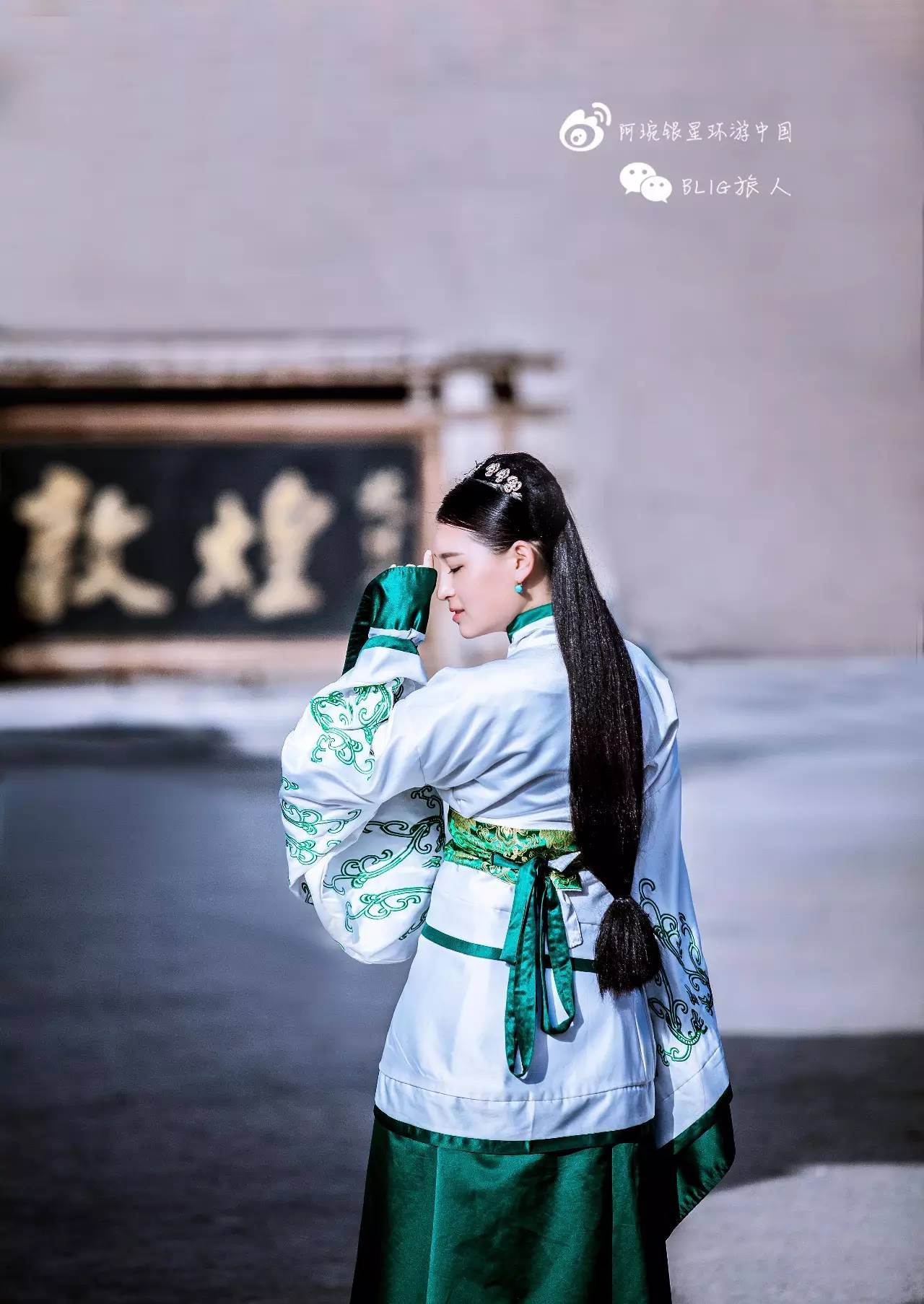 身为汉族,也不忘在敦煌过一把汉服的瘾  ▼