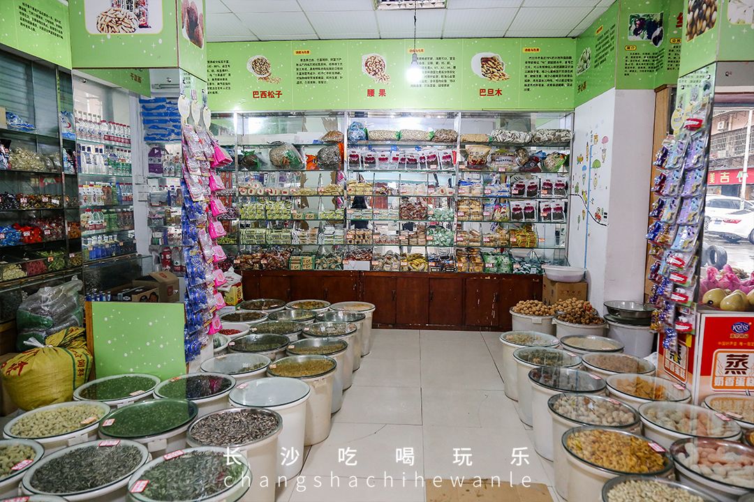 店内以炒货为主,几乎占据了整个门店三分之二的