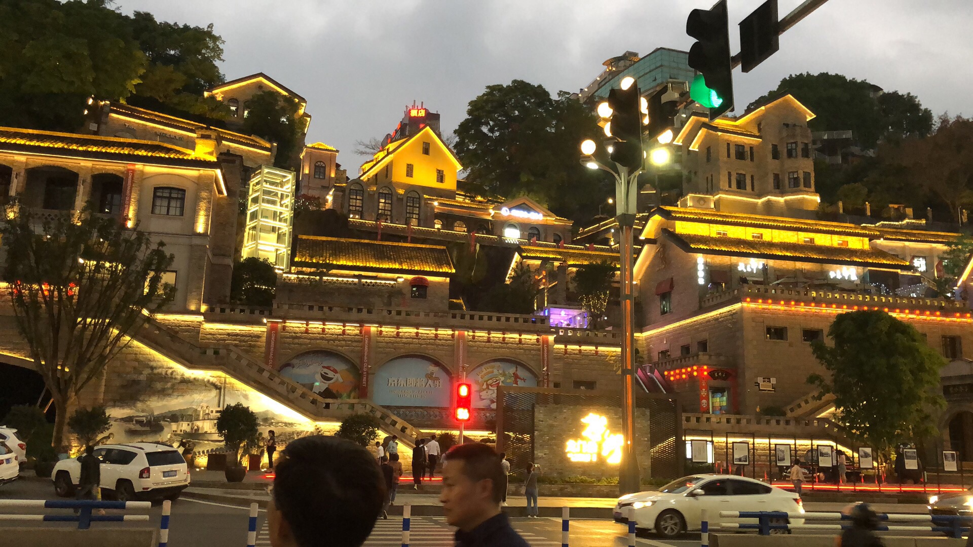 重庆新晋网红打卡地 | 【龙门浩老街】-浩月广场,梦幻